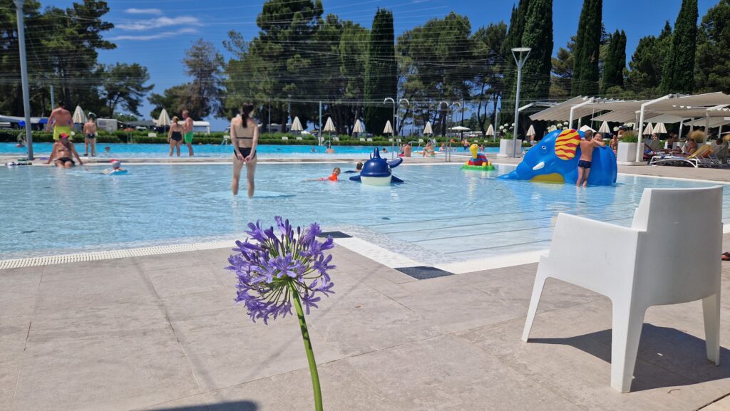 Jak wygląda basen na camping Valkanella